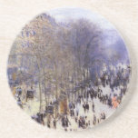 Boulevard des Capucines av Claude Monet, konst Underlägg Sandsten<br><div class="desc">Boulevard des Capucines (1873) av Claude Monet är en vintage bra-bild av cityscape-målning med en gata i Paris, Frankrike. Boulevard des Capucines är en av de fyra "grands boulevards" i Paris, en boulevardkedja som går i öster-väster som även omfattar Boulevard de la Madeleine, Boulevard des Italiens och Boulevard Montmartre. Om...</div>