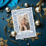 Bountivt Grenar Mörk blått Hanukkah-fotokort Julkort<br><div class="desc">Grenar och små bär på detta hand plockade-foto ram. Flödesmenyfliksområdet lyder "A Väldigt Lycklig Hanukkah" - bilden kan ändras i färg eller tas bort så att du kan lägga till ditt eget skrivna hälsning. Familjen Namn och År är nedan, valfritt område för ett meddelande på baksidan eller så kan du...</div>