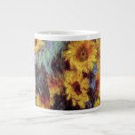 Bouquet av solblommor av Claude Monet, Vintage Art Jumbo Mugg<br><div class="desc">Bouquet of Sunblommor (1881) av Claude Monet är en vintage blommigt för bra konst som fortfarande är livmålning. Gult blommar från trädgården. En bukett av sommarsäsongssolrosor i vas. Om konstnären: Claude Monet (1840-1926) var en av grundarna av den Fransk målningsrörelsen och de flesta av hans målningar var "en plein luft"...</div>