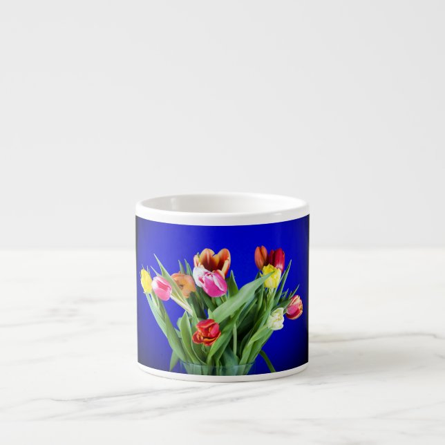 Bouquet av tulpaner på blå espressomugg (Framsidan)