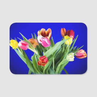 Bouquet av tulpaner på blå namnbricka