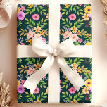 Bouquet Flower Blommigt Girly Elegant Presentpapper<br><div class="desc">Den här eleganten som omsluter pappra har en levande bukett med färgstarka blommor som ställs mot en djup bakgrund av riken. Blommigtens utformning omfattar en mängd olika blommar och spola grönt, perfekt för att lägga till en feminin och sofistikerad beröring i dina presenter. Idealisk för födelsedagar, möhippor, bröllop och speciella...</div>