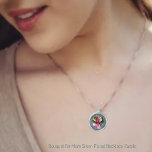 Bouquet för Mamma Silverpläterat Halsband<br><div class="desc">Det här grafikfotot av en lavit,  en bukett av vitt,  liililuckor och blommor,  blek-rosa ros,  mörk-rosa-Anemones,  med grönt löv,  och häftade i rosa pappert och placerade i en rund,  rosa,  vas,  med Mors dag,  kort bredvid det.</div>