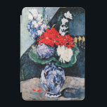 Bouquet med Little Delft, Paul Cezanne iPad Mini Skydd<br><div class="desc">"Paul Cézanne (19 januari 1839-22 oktober 1906) var en Fransk konstnär och en postimponerande målare vars arbete lade grunden till övergången från 1800-talets föreställning om konstnärliga strävanden till en ny och radikalt annorlunda konstvärld på 1900-talet. Cézanne lär ha bildat bron mellan 1800-talets antagonism och 1900-talets nya konstundersökningslinje, kubism. Cézannes ofta...</div>