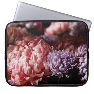 Bouquet rosa med lila asterblommor i ljus laptop fodral