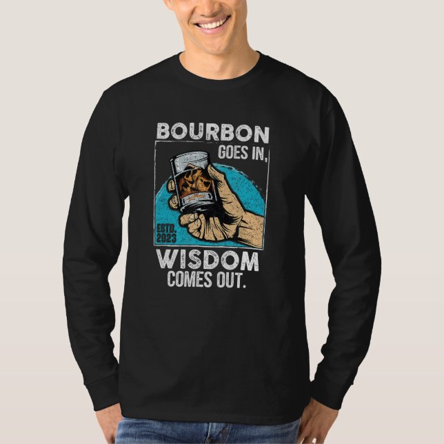 Bourbon Goes in Wisdom kommer ut underbart Whiskey T Shirt (Framsida)
