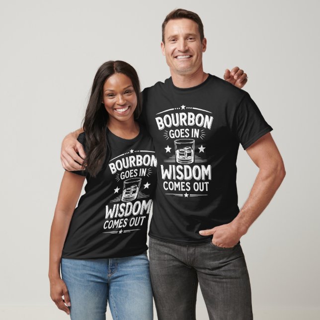Bourbon Goes in Wisdom kommer ut underbart Whiskey T Shirt (Unisex)