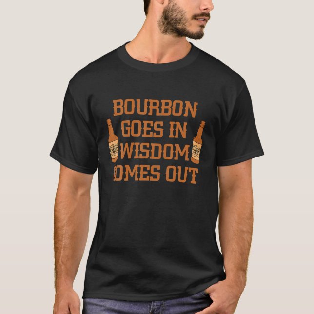 Bourbon Goes in Wisdom kommer ut ur Bourbon Drinki T Shirt (Framsida)
