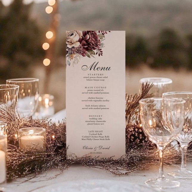Bourgogne Blommig Boho Bröllopsmeny Kort (Burgundy Floral Boho Wedding Menu Card on a beautiful wedding table with candles and decor.)