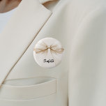Bow beige kräm namn bricka knapp<br><div class="desc">En beige,  gräddbaksida för färgaden. Dekorerad med en stor båge. Anpassa och lägg till ditt namn. Svart handskript i stil.</div>