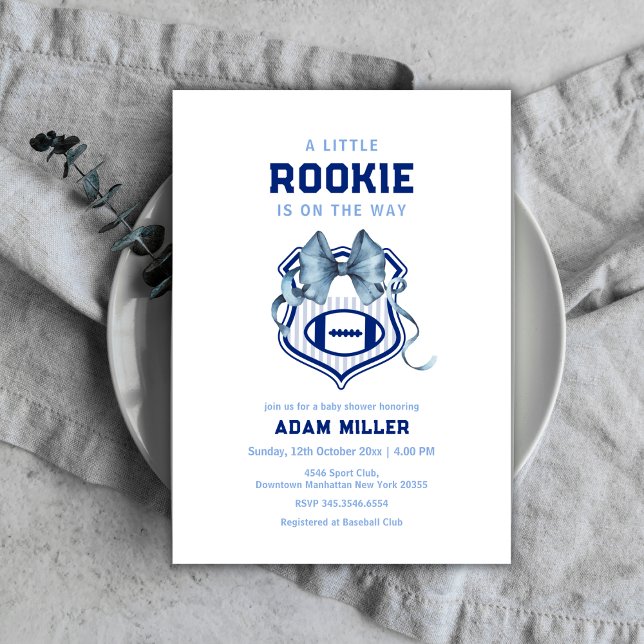 Bow Crest Rookie Fotboll Baby Shower  Inbjudningar (Bow Crest Rookie Football Sport Baby Shower Invitation)