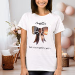 Bow-fotoBachelorette Party T Shirt<br><div class="desc">En vit,  lätt t-shirt med färgad Dekorerad med ett bågformat foto ram. Anpassa och lägg till ett namn. Svart handskript i stil.</div>