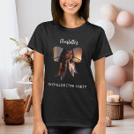 Bow-fotoBachelorette Party T Shirt<br><div class="desc">En svart t-shirt med mörk färgad,  dekorerad med ett bågformat foto ram. Anpassa och lägg till ett namn. Vitt handskrivet stil-skript.</div>