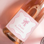 Bow Gifter sig Bachelorette Party Champagne<br><div class="desc">Fira i stil med vår Personlig Rosa Bow Gifter sig Bachelorette Party Champagne Sparkling Vin-etikett. Perfekt för ett tema som hon gifter sig höjer etiketten varje gifter sig bachelorettparti eller hennes gifter sig bachelorettparti. Idealisk för bakterioretternas teman binder knut, detta binder temat knungbachelorette shines med en rosa bachelorette Party vibe,...</div>
