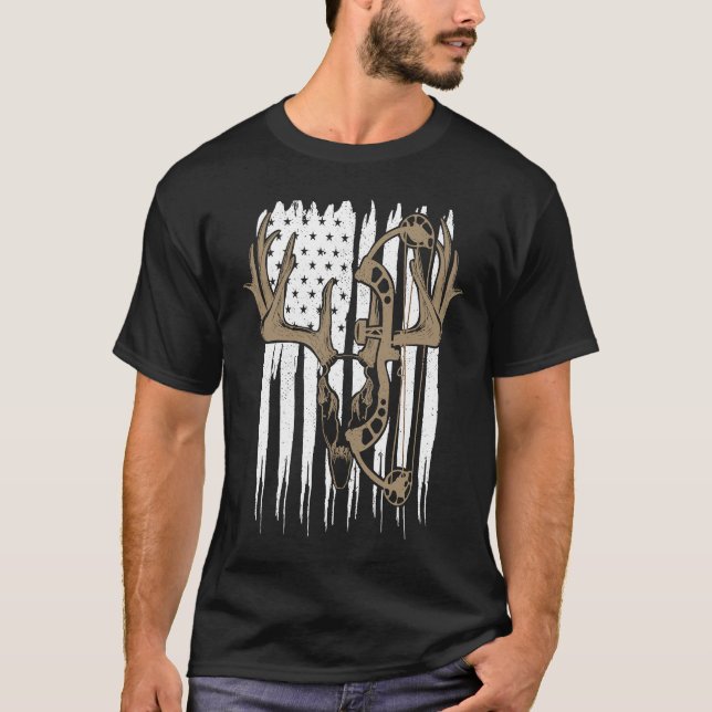 Bow Hunting Deer American Flag Archery Hunter Men  T Shirt (Framsida)