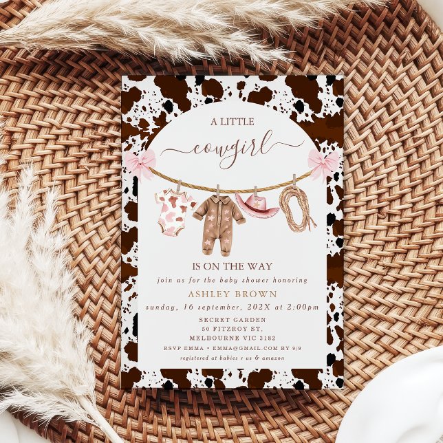 Bow Rosa Clothesline Cow Skriv ut Cowgirl Baby Sho Inbjudningar (Cowgirl Baby Shower Invitation Template, Modern Arch Cow Print Cowboy Baby Shower Invitation, )