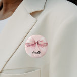 Bow rosa namn bricka knapp<br><div class="desc">En mjuk färgad för  rosa. Dekorerad med en stor båge. Anpassa och lägg till ditt namn. Svart handskript i stil.</div>