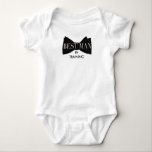 Bow Tie Best Man i utbildning | BABY T Shirt<br><div class="desc">Efter omdefinierad design</div>