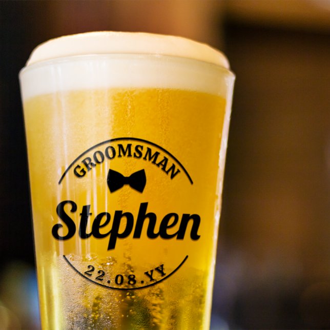 Bow Tie Curved Text Namn Groomsman Bröllop Glaskopp (Skapare uppladdad)