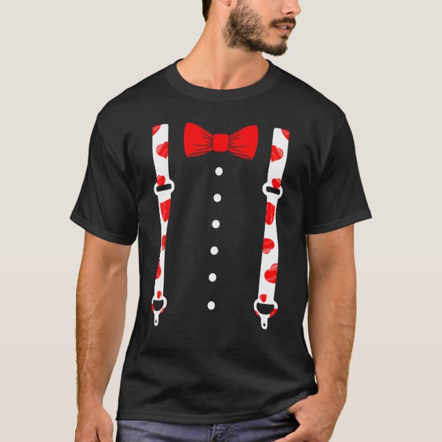 Bow Tie & Suspenders Cute Valentineser Manar Boys T Shirt (Framsida)