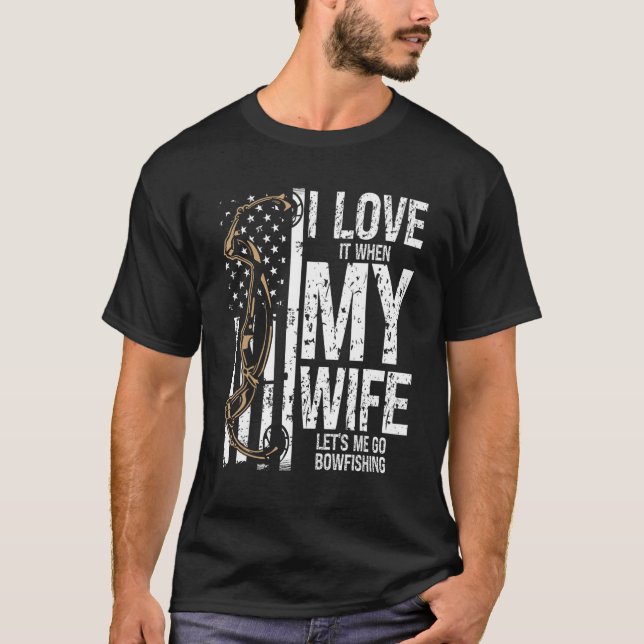 Bowfish I kärlek min fru Bow Hunter Archer Fisher T Shirt (Framsida)