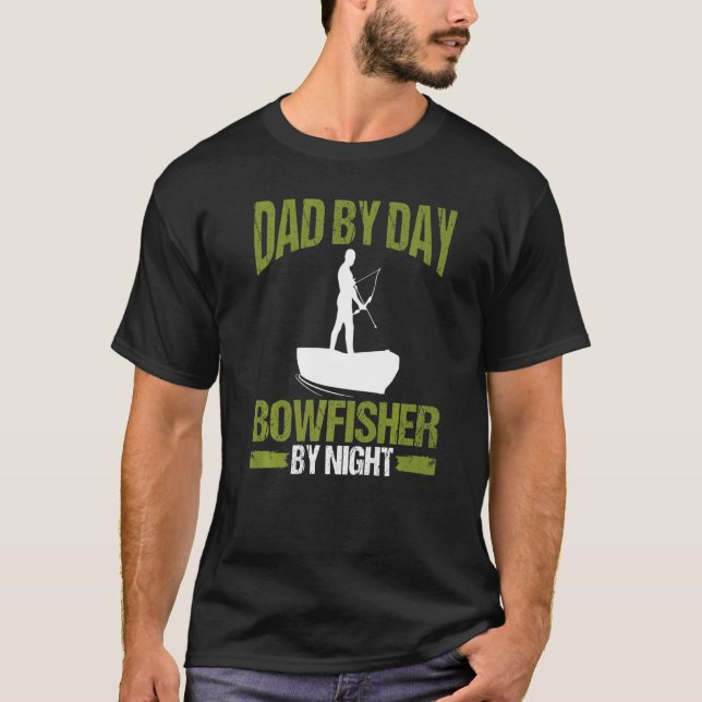 Bowfishing Dad by Day Bowfisher by Night Airboat F T Shirt (Framsida)