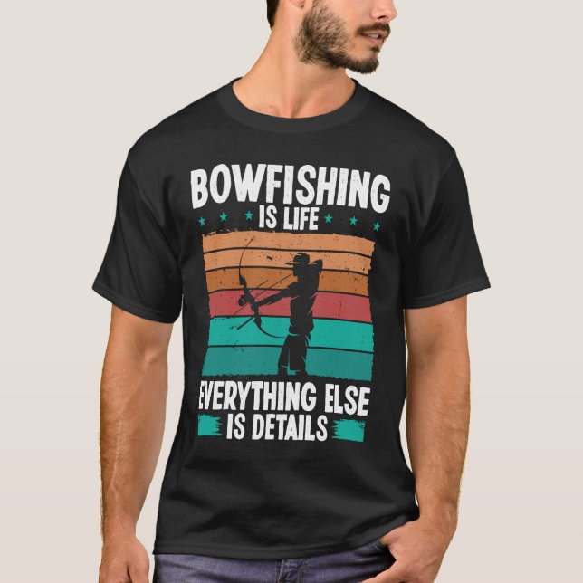 Bowfishing is life details Bowfisher Bowhunter Fis T Shirt (Framsida)