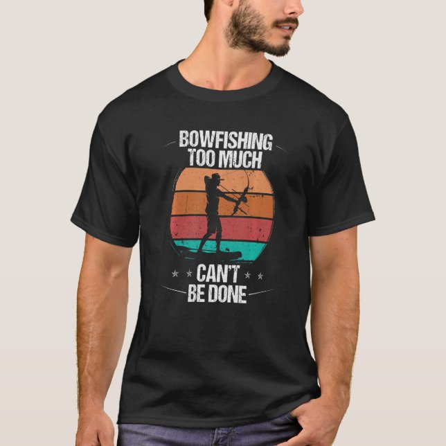 Bowfishing too much cant be done Airboat Bowfisher T Shirt (Framsida)