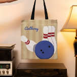 Bowling Ball och Stift Personlig Tygkasse<br><div class="desc">Skapa en personlig för din favoritbowlareare när du lägger till deras namn i den här väskan. På vägens framsida finns en realistisk illustration i stil av en bowlingboll och bowlingande stift som ställs mot en solstrimlad bakgrund med en punkt för att lägga till en namn i blåskript. Den omvända sidan...</div>