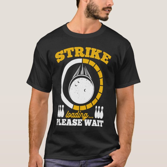 Bowling Ball Pin Bowler Strike Team Bowling Alley  T Shirt (Framsida)