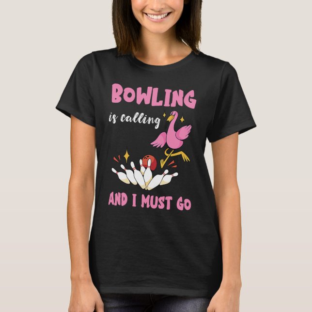 Bowling Is Calling Flamingo Bowling Pins Strike Bo T Shirt (Framsida)