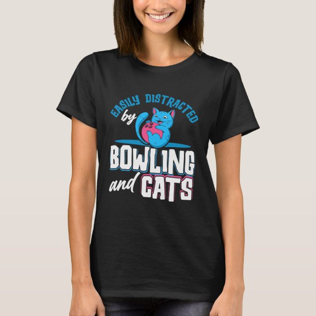 Bowling Player Easily Distracted By Bowling And Ca T Shirt (Framsida)