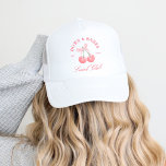 Bows & Babes Coquette Cherries Bachelorette Keps<br><div class="desc">Samlingen "Bows & Babes Coquette Cherries" ger en söt och lekfull beröring till alla firande. Suiten har en körsbärscocktail med ett känsligt båge som skapar ett flirt och roligt estetiskt. Med elegantens skript och mjuka accenter fångar den här samlingen en feminin, coquette vibe, perfekt för en snyggt och vismisk bachelorette...</div>