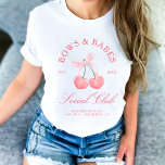 Bows & Babes Coquette Cherries Bachelorette T Shirt<br><div class="desc">Samlingen "Bows & Babes Coquette Cherries" ger en söt och lekfull beröring till alla firande. Suiten har ett par charmerande körsbär som binds ihop med en delikat båge och skapar ett flirt och roligt estetiskt. Med elegantens skript och mjuka accenter fångar den här samlingen en feminin, coquette vibe, perfekt för...</div>