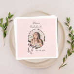 Bows & Babes Rosa Bow Coquette Bachelorette Party Pappersservett<br><div class="desc">Det här trendiget är utformat med en rosa coquette-båge och en bild av din brud. Anpassa med bridens namn,  foto och datum eller plats. Perfektens dekanter för händelsen för att lägga till roligt och fläkt.</div>