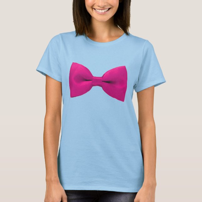 Bowtie Bikini på Rosa T-shirt (Framsida)