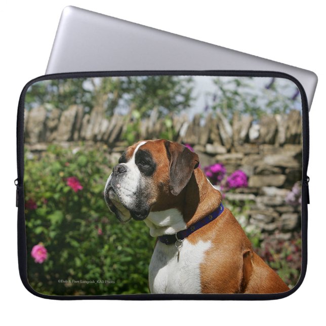 Boxarehund i blommorna laptop sleeve (Framsidan)