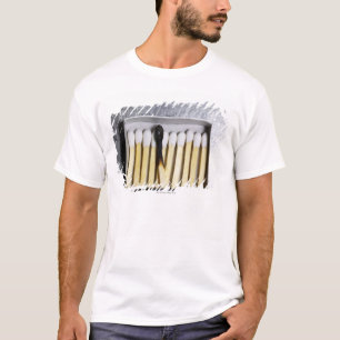 Boxas av trämatcher med en bränd match tee shirt