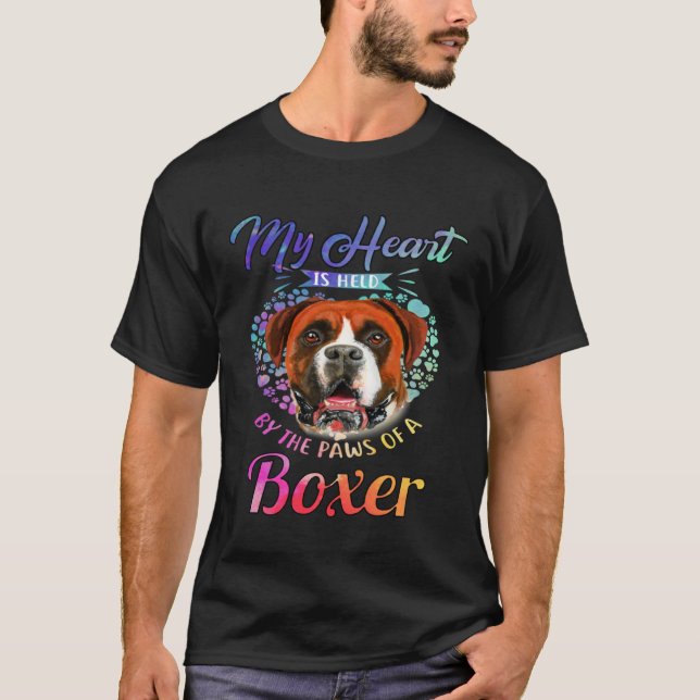 Boxer Hund Ägare Mitt Hjärta Hålls Av Frambenen På T Shirt (Framsida)