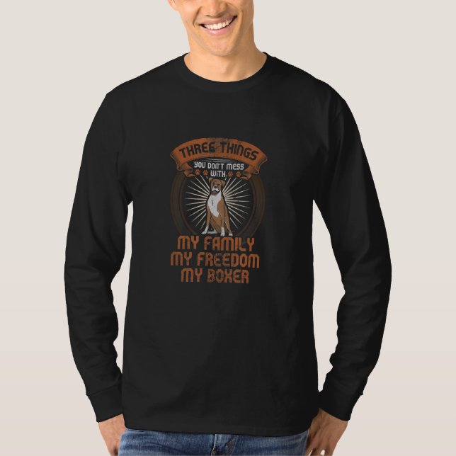 Boxer Hund Tre Saker Du Inte Bråkar Med Distressed T Shirt (Framsida)