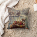 Boxer jul - festlig resa kudde<br><div class="desc">Sätt fart i julhelgens magi med denna vackert detaljerade illustration och visa en stolt hund sitta i en festivt dekorerad båt, som glider över en verklig jul sjö. Väntarna ljus från det närliggande gräs träd avspeglar sig utanför vatten och kastar en varm, feg glöd som förstärker den mysiga ambitionen. Ornament...</div>