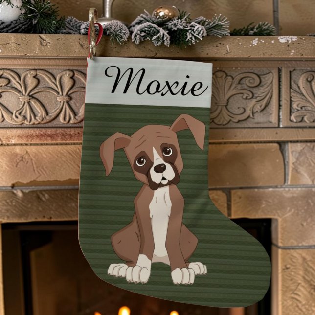 Boxer-valp på ett grönt julmönster liten julstrumpa (A cute cartoon portrait of a boxer puppy on a personalized Christmas stocking with green stripes.)