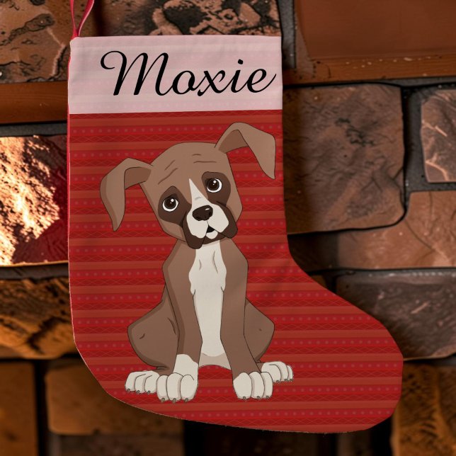 Boxer-valp på ett rött julmönster liten julstrumpa (A boxer puppy cartoon portrait on a personalized red christmas stocking, hanging from the mantle.)
