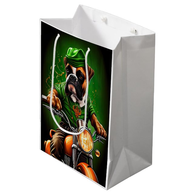 Boxerhund kör cykel St. Patrick's Day (Framsidan Vinklad)