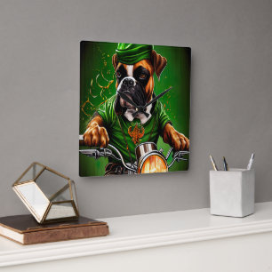 Boxerhund kör cykel St. Patrick's Day Fyrkantig Klocka