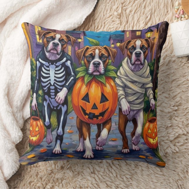 Boxerhundar som söker godis på Halloween Kudde (Filt)