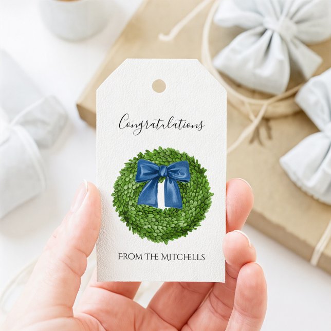 Boxwoodgrön krans med blå slinga  presentetikett (Wreath with Bow Gift Tag)