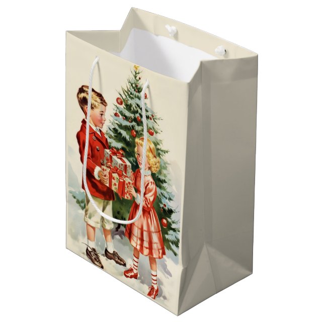 Boy and girl giving each other Christmas presents (Framsidan Vinklad)