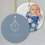 Boy Baptism Dusty Blue Vintage Kor i Vapensköld Julgransprydnad Keramik<br><div class="desc">En religiösa för elegant med kor i en vapensköld för vintage som passar för en pojkes baptism. Vapenskölden och kor är faux silver foil, bakgrunden är dammig blå. Under vapenskölden finns namn och tillfälle och datumet, i ett liknande färg, i små och medelstora företag. Den vintage blommigtens vapensköld från ett...</div>