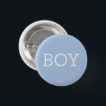 Boy Blue Baby Gender Reveal Party Knapp<br><div class="desc">Se till att gästerna i din gender avslöjar att party gör sin gissning i blått med "BOY" stift / knappar i ljus baby blue med vitt.</div>